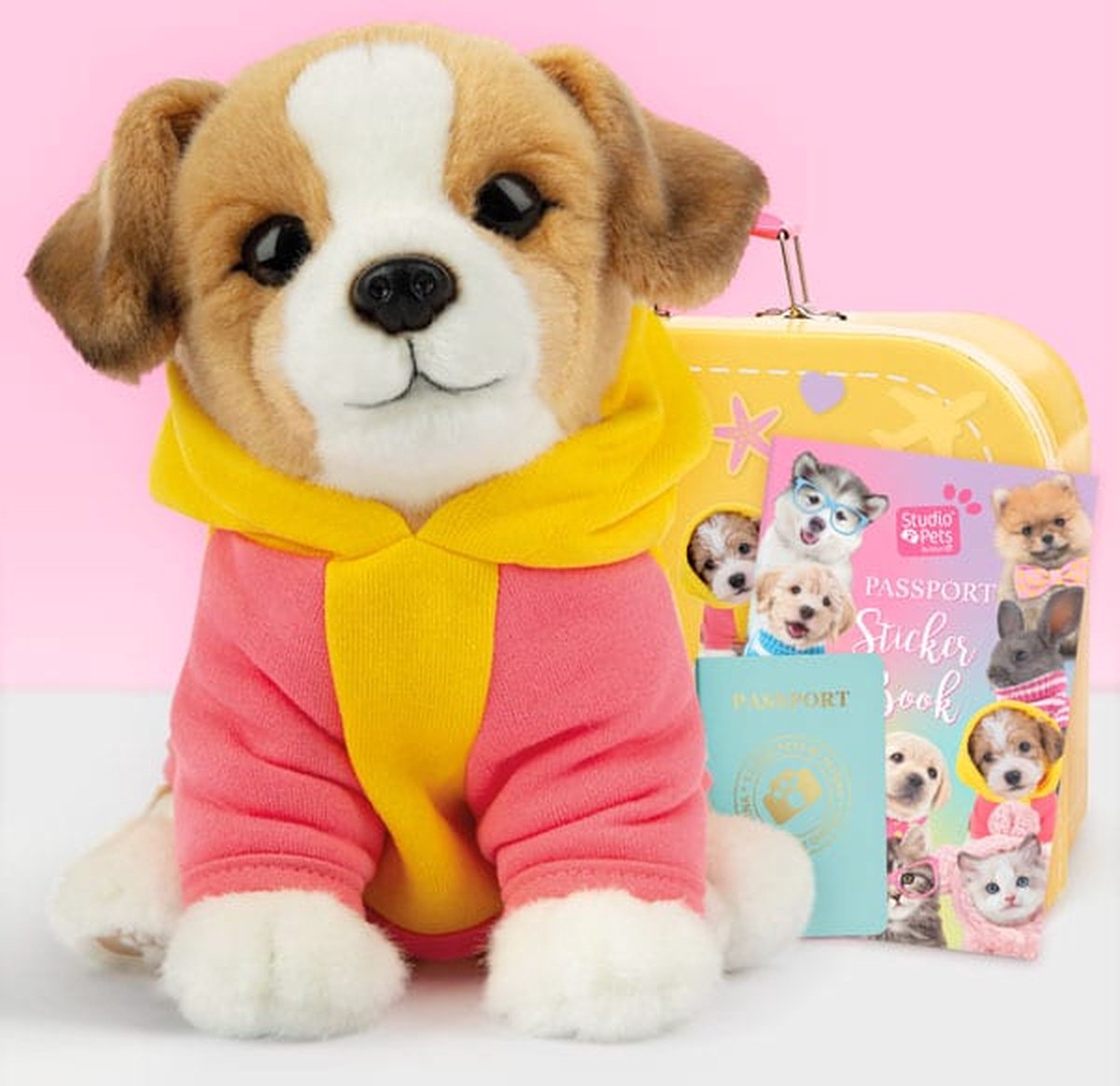 Studio Pets Knuffel Jack Russel | Jacky | Set | Pluche knuffel 23cm + Gele speelgoedkoffer + Paspoort + Stickerboek